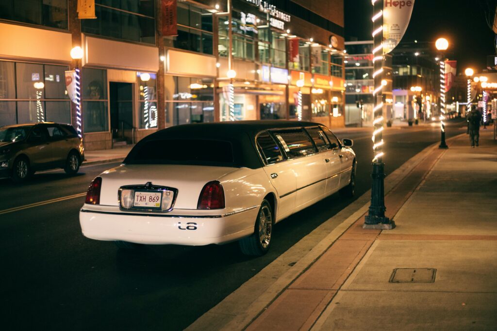 Exploring the Best NYC Nightlife with Smartlimony Limousine Service